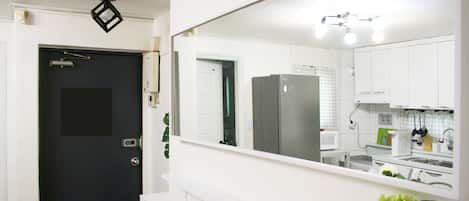 Family House, 2 Bedrooms | Ruang tamu | 32 inci televisyen skrin rata dengan kabel, TV