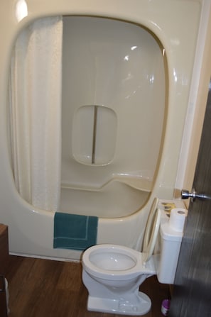 Luksushuoneisto | Kylpyhuone | Suihkun ja ammeen yhdistelmä, sadesuihkupää, ilmaiset hygieniatuotteet