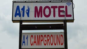 Un panneau indiquant un motel, avec les inscriptions « A1 MOTEL » et « A1 CAMPGROUND ».