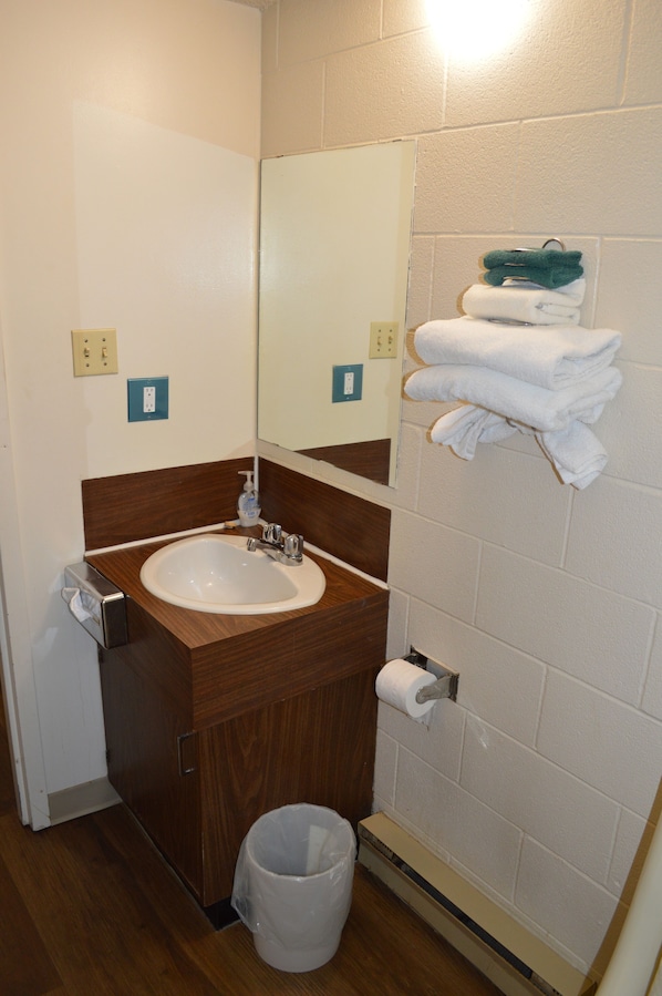 Departamento de lujo | Baño | Tina con regadera, regadera tipo lluvia, amenidades de baño gratuitas