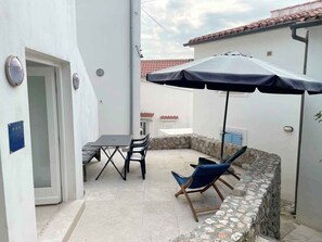 Outdoor dining - Studio with terrace for 2 people (Baška)