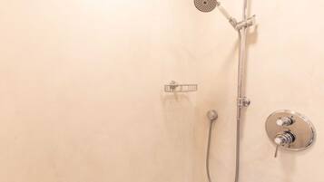 Ducha, secador de pelo y toallas