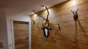 Un couloir aux murs en bois et une porte.