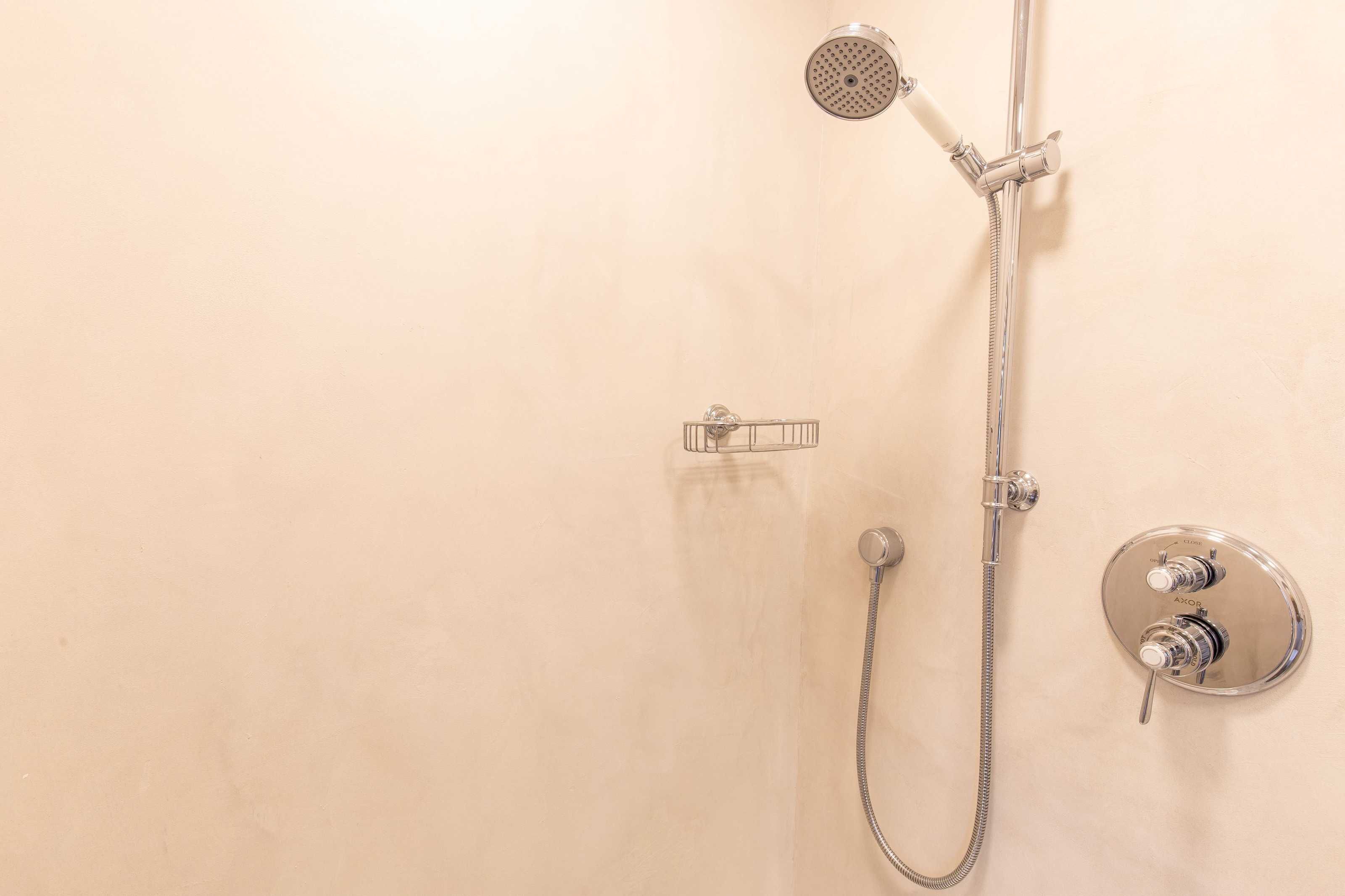 Ducha, secador de pelo y toallas