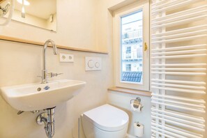 Dusj, hårføner og håndklær