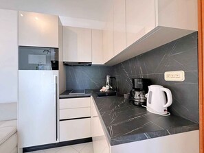 Jääkaappi, mikroaaltouuni, liesi, astianpesukone