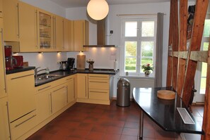 Kühlschrank, Mikrowelle, Ofen, Geschirrspüler