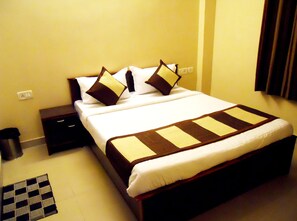 Dobbeltrom – deluxe, 1 dobbeltseng | Safe på rommet, ekstrasenger (mot et tillegg) og wi-fi (inkludert)