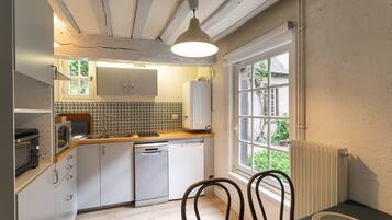 Een koelkast, een microgolfoven, een oven, een vaatwasser