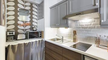 Réfrigérateur, micro-ondes, cafetiÚre/bouilloire, grille-pain