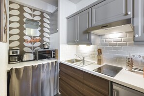 Réfrigérateur, micro-ondes, cafetiÚre/bouilloire, grille-pain