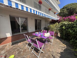Outdoor dining - Sunny 2-Room Apartment, Parking, Terrace, A/C, Near Beach, 4 Guests (Fréjus)