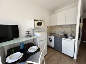 Fridge, microwave, stovetop, coffee/tea maker