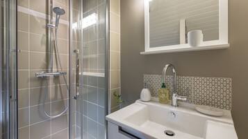 SĂšche-cheveux, serviettes fournies