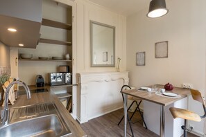 Réfrigérateur, four à micro-ondes, cafetière-théière, grille-pain