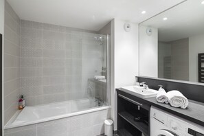 Secador de pelo y toallas