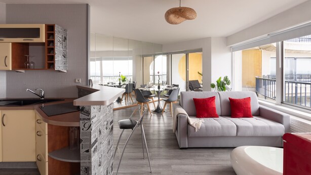 Un apartamento moderno con cocina, comedor y sala de estar.
