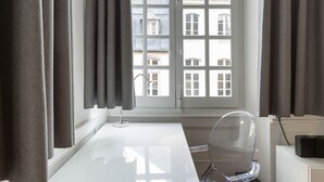 A modern bathroom with a white sink, a clear shower enclosure, and a window with curtains. - L'HORLOGE - Cocon de Charme au coeur de Rennes (Rennes)