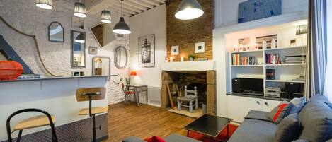 Télévision, cheminée, lecteur de DVD