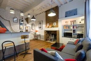 Televisie, een open haard en een dvd-speler