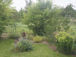 Un jardin où l’on trouve une grande variété de plantes et une structure en bois.