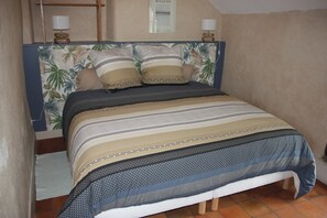 2 bedrooms, iron/ironing board, WiFi