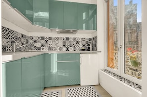 Réfrigérateur, micro-ondes, cafetiÚre/bouilloire, grille-pain