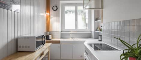 Kühlschrank, Mikrowelle, Ofen, Wasserkocher mit Kaffee-/Teezubehör
