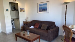 Living area - 2-room apartment with terrace near the beach (Fréjus)