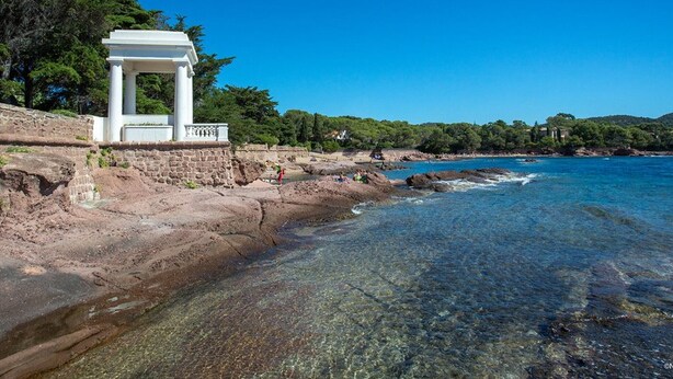 A white gazebo with columns, a stone wall, and a clear blue sea. - 2-room apartment with terrace near the beach (Fréjus)
