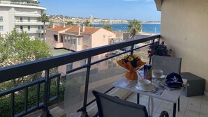 Outdoor dining - 2-room apartment with terrace near the beach (Fréjus)