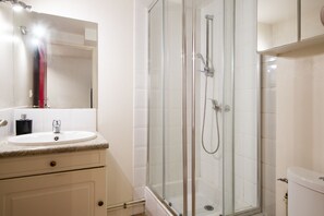 Douche, sèche-cheveux, serviettes fournies, savon