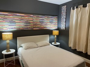 2 chambres, bureau, fer et planche à repasser, lit de bébé portatif