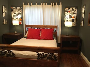 2 chambres, bureau, fer et planche à repasser, lit de bébé portatif