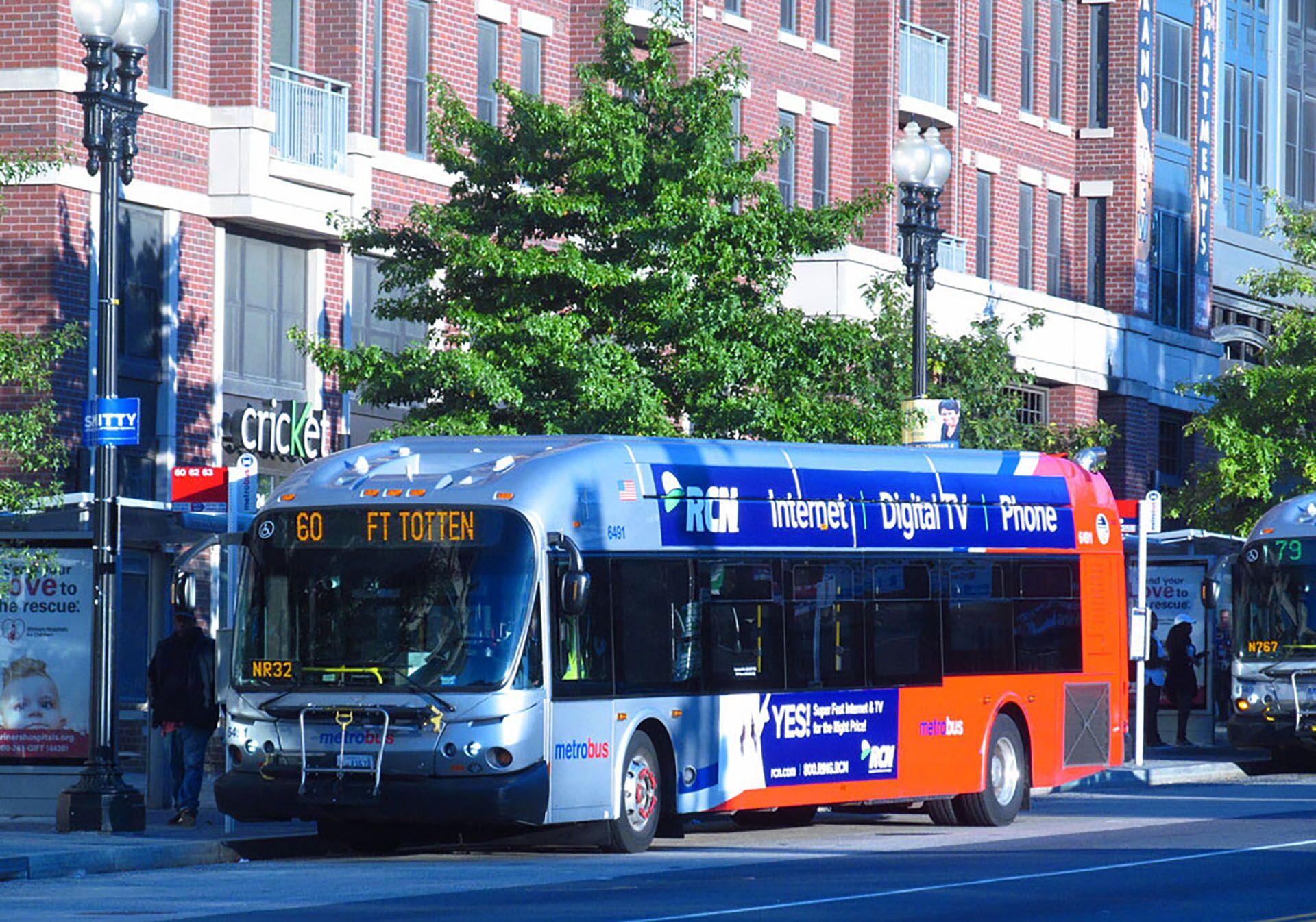 Ein öffentlicher Bus mit Werbung für Internet-, Digital-TV- und Telefonangebote.