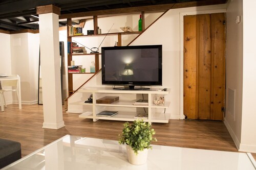 Ruhiges privates Studio mit eigenem Eingang und kostenlosen Parkplätzen in der Nähe der U-Bahn, Bus in die Innenstadt