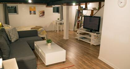 Hiljainen yksityinen studio w / oma sisäänkäynti ja ilmainen pysäköinti lähellä metro, bussi keskustassa