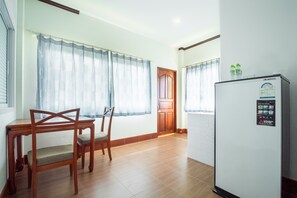Suite, 2 habitaciones | Área de sala de estar | Televisión de pantalla plana de 32 pulgadas con canales por cable 