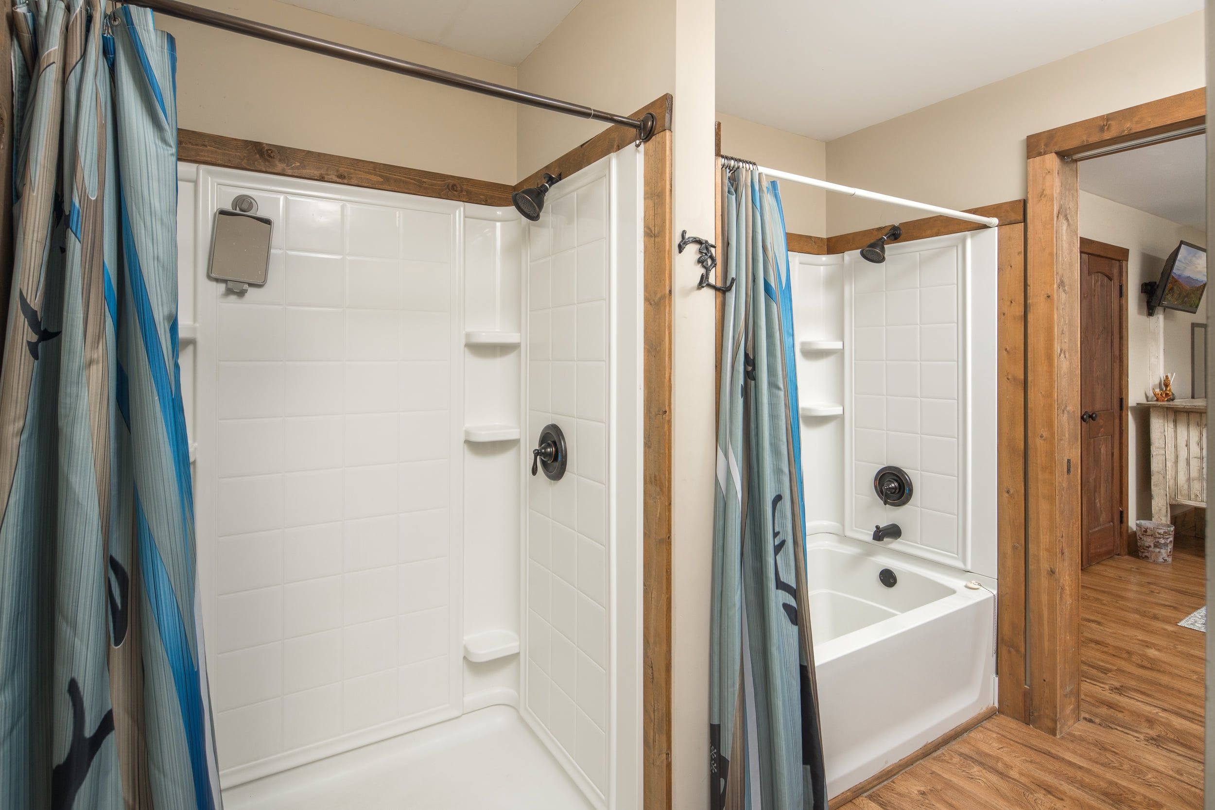 Une salle de bain avec une douche, une baignoire et des toilettes.