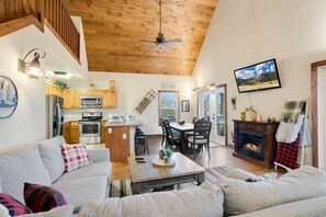 Una televisión, una chimenea, videojuegos, un reproductor de DVD