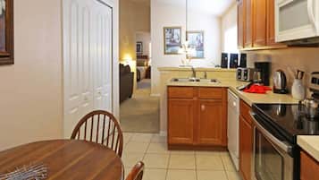 Villa | Cocina privada | Refrigerador, microondas, parrilla de estufa y lavavajillas