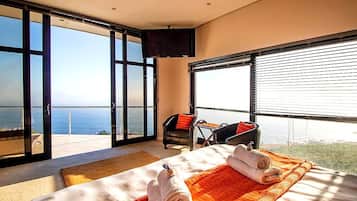 Habitación individual Deluxe, 1 cama de matrimonio grande, vistas al mar, junto a la piscina | Minibar, caja fuerte, ropa de cama