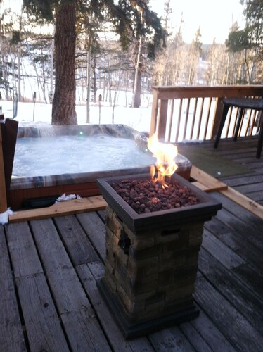 Romantic Forest Hideaway, Hot Tub, WiFi, near Attractions & Breweries! 