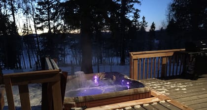 Romantic Forest Hideaway, Hot Tub, WiFi, Directv, near Attractions & Breweries!