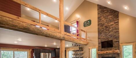 Smart-tv, een open haard, een dvd-speler en boeken