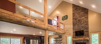 * Ylellinen Turkki Run * 5BR -mökki, joka on kiinnitetty mäntyihin vain muutaman minuutin päässä keskustasta *