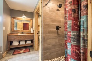 Combined shower/bathtub, jetted bath, hair dryer, towels - The Luxurious Turkey Run (Wisconsin Dells)