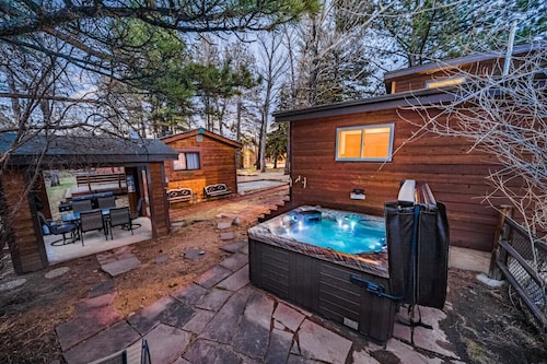 Riverfront Hot Tub! Fireplace, Walk to Town