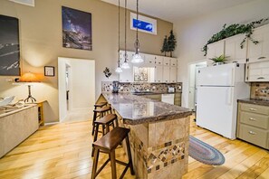 Fridge, microwave, oven, stovetop - SALE! Cabin, hot tub, river, fireplace, near town (Estes Park)