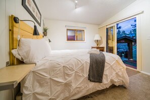 3 chambres, bureau, fer et planche à repasser, lit parapluie